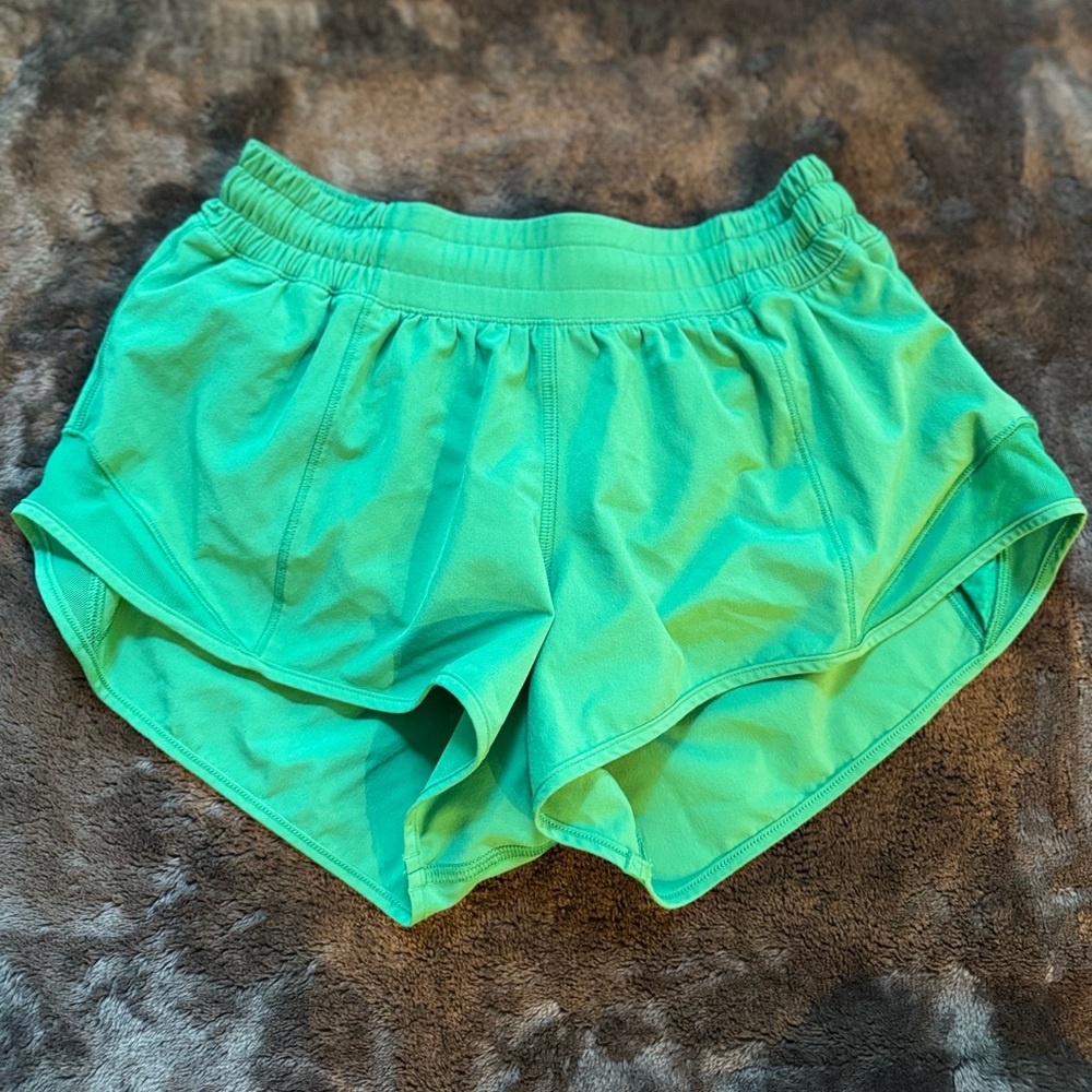 Lululemon Hotty Hot Low-Rise Lined Short 2.5” in Kelly Green